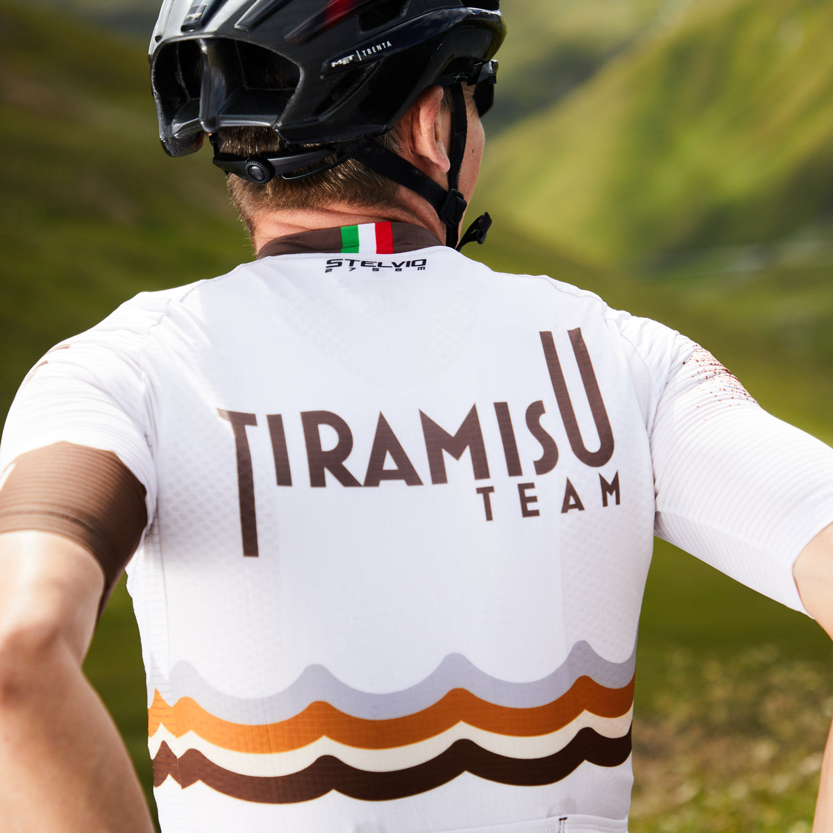Radfahrer im Tiramisù Team Trikot, Rückansicht